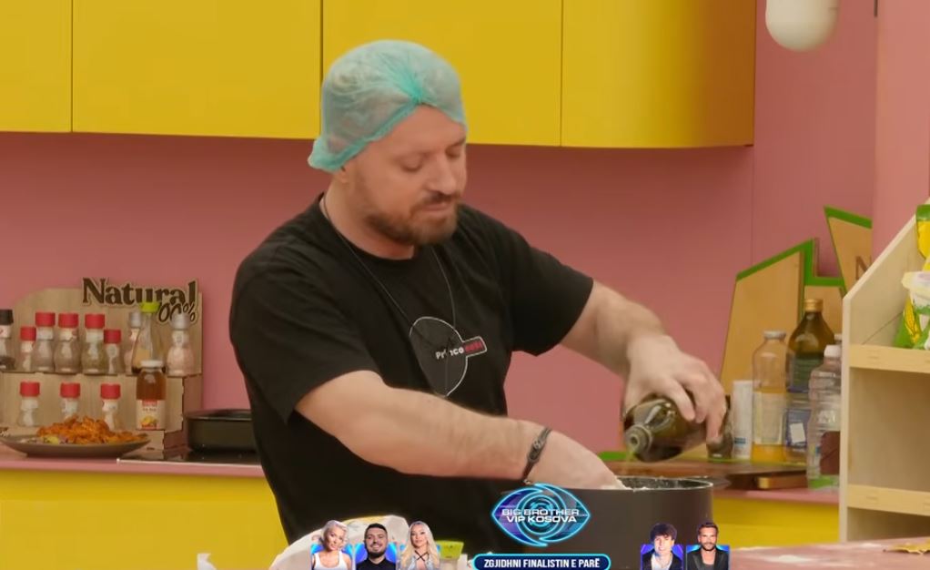 Labi zgjohet para gjithë banorëve  Fillon të përgatis ushqim