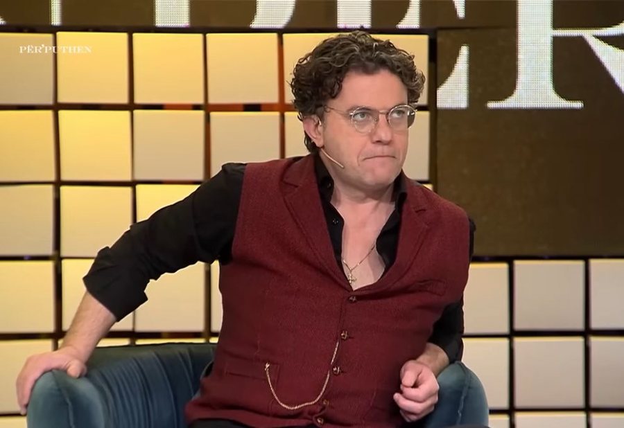 Puthi konkurrenten në buzë  Laert Vasili përjashtohet nga  Për puthen 