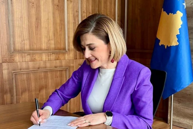Ministrja Kusari   Lila nënshkruan një vendim të rëndësishëm