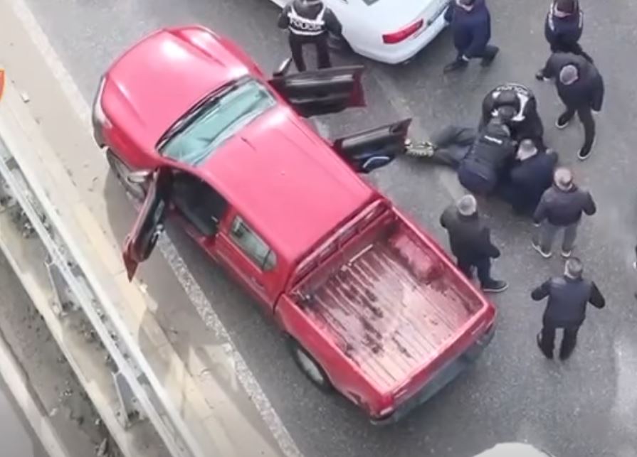 Pritë si në filma në Tiranë  policia bllokon makinën me 10 kg kanabis