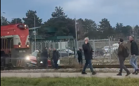 Aksident mes trenit dhe një veture tek kazerma e FSK së në Prishtinë