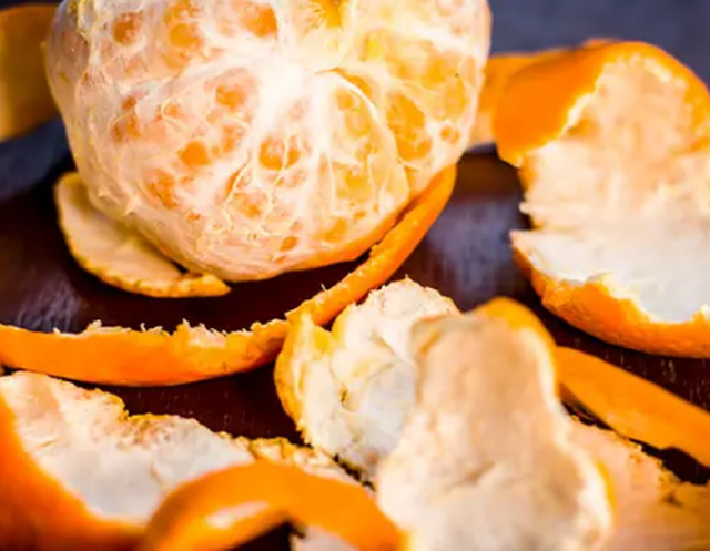 Mos e hidhni lëkurën e portokallit  ja çfarë problemesh shëndetësore trajtoni me to