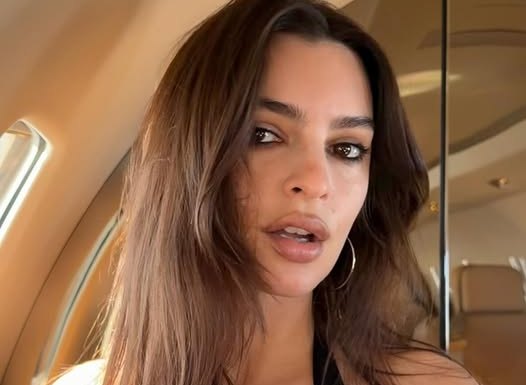 Emily  çmend  ndjekësit  thekson format mahnitëse