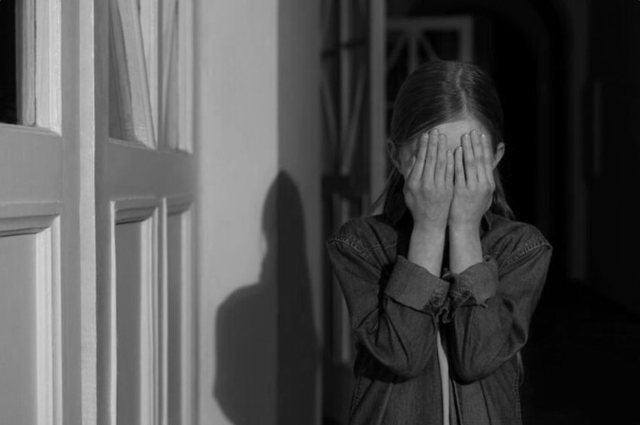 Trauma e fëmijërisë dhe gjenetika nxisin alkoolizmin në faza të ndryshme të jetës