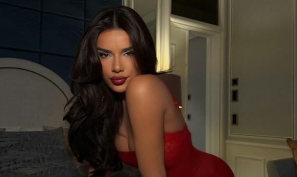 Tayna po  çmend  djemtë me poza në shtrat