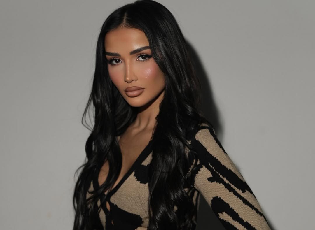 Xheneta sfidon temperaturat  shfaqet me bikini në borë