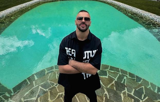 2Ton prezanton veturën e tij super luksoze