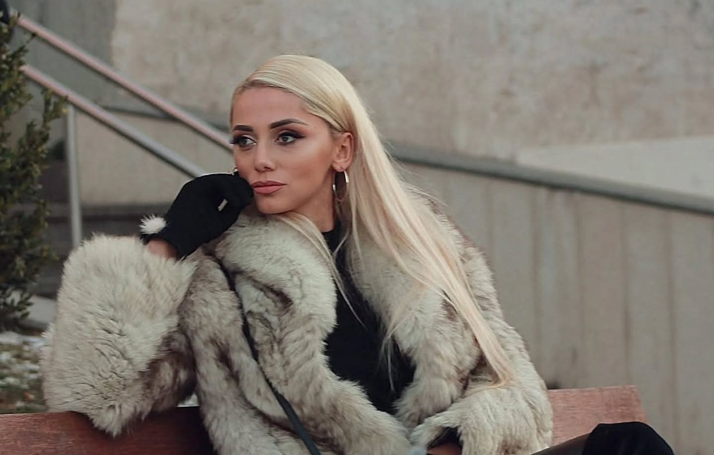 Gresa Behluli diss femrave artificiale me foton e nënës