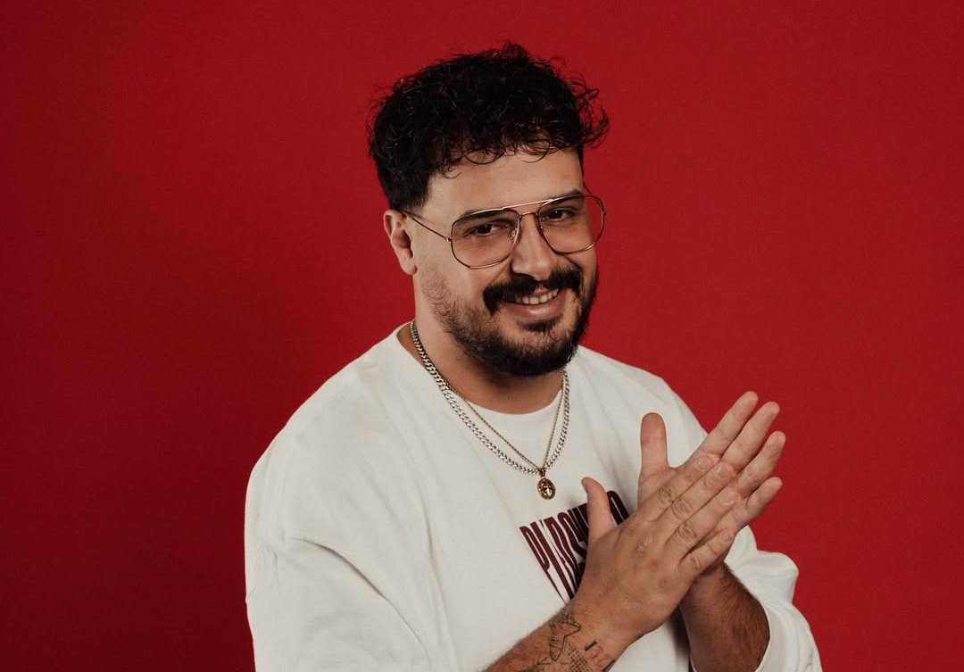 DJ Dagz e shijon byrekun me turshi dhe ka një porosi