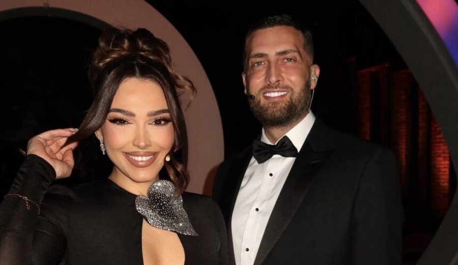 Alaudini fotografohet me Fjolla Morinën  shikimi i Jonidës do t iu habisë