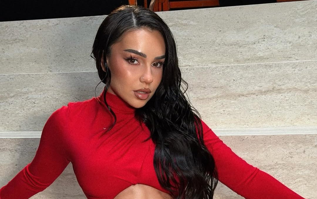 I fejuari ia mbush Kidës veturën me lule