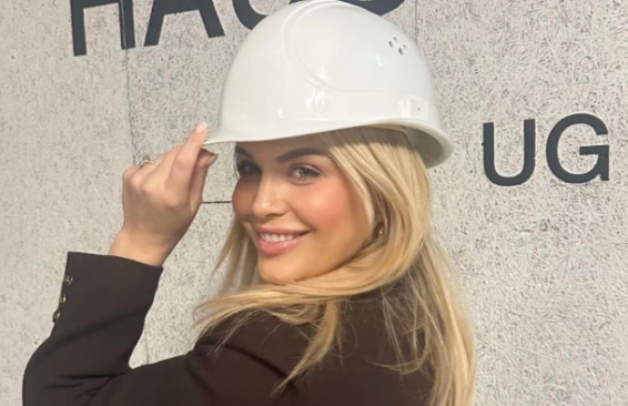 Afrona Dika nis punën në  baushtell   duket e lumtur