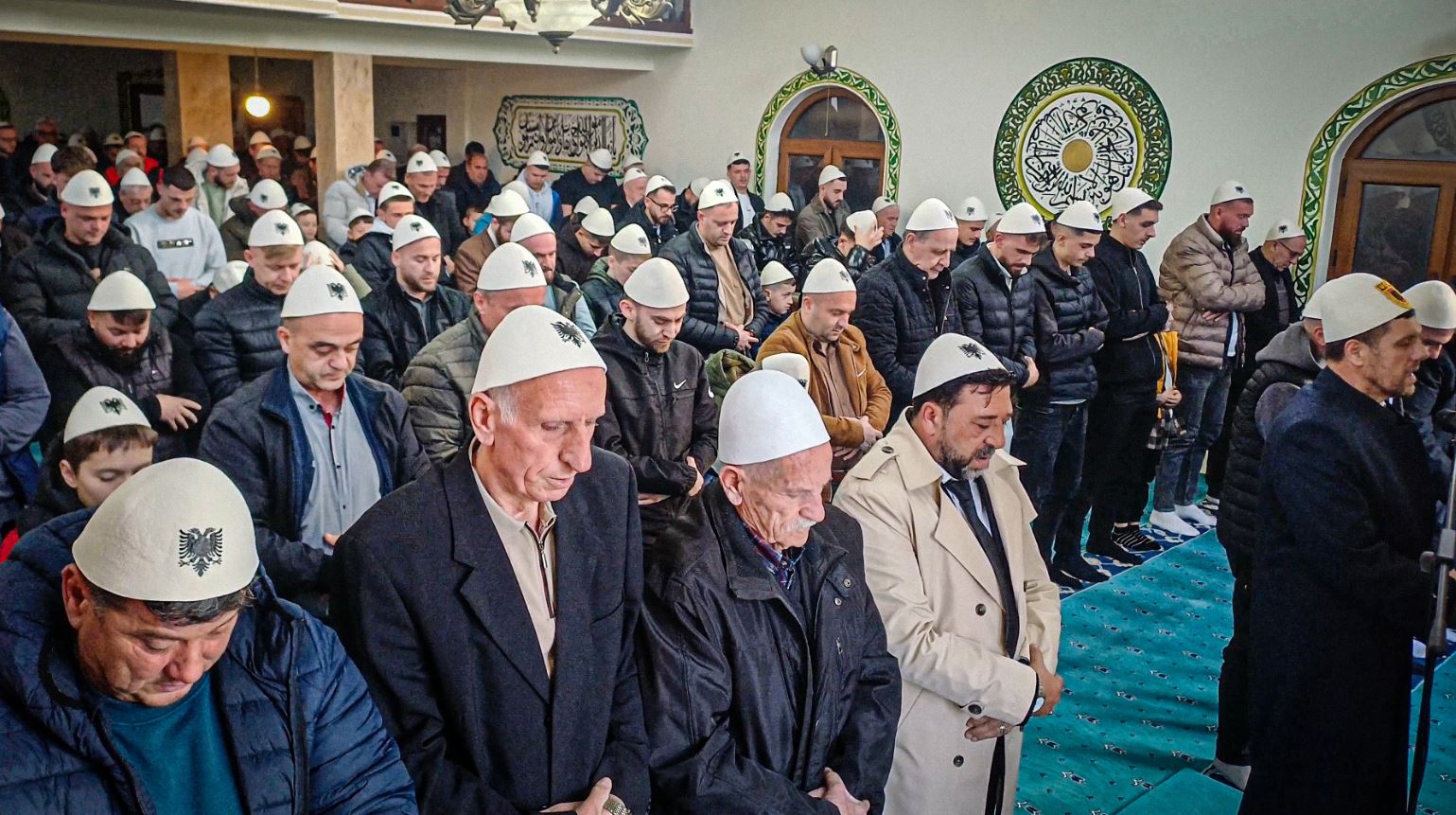 Besimtarët në Prizren falën Fitër Bajramin me plisa në kokë