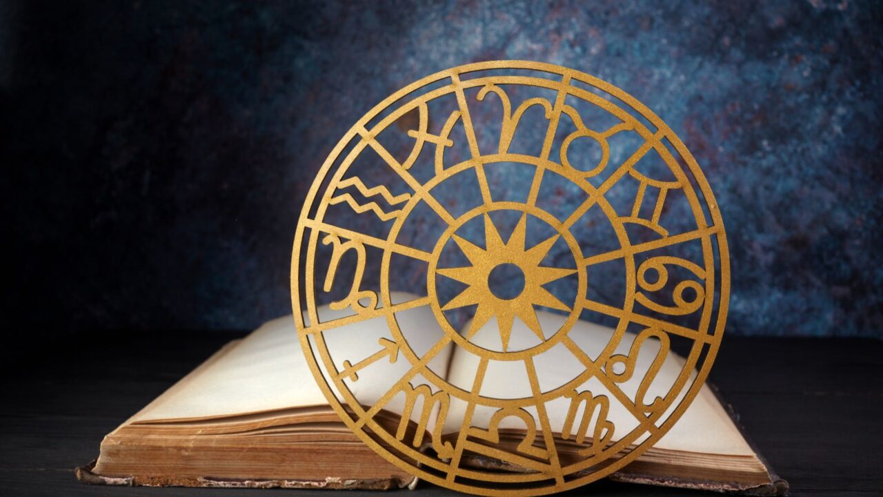 Horoskopi nuk është thjesht argëtim  Pse gjithnjë e më shumë njerëz po i besojnë yjeve