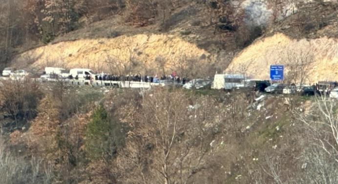 Përfundon protesta e serbëve  nis qarkullimi i automjeteve në Jarinjë