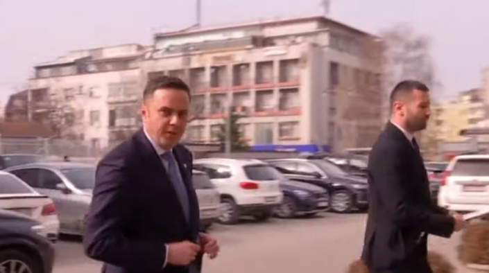 Afati i Presidentit  Abdixhiku arrin në Kuvend për takim me Kurtin