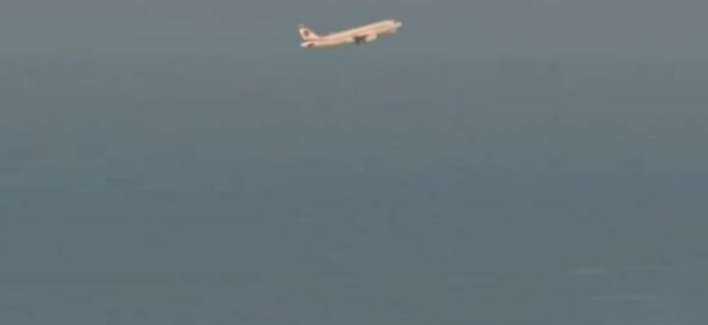 Skenë e pabesueshme nga Bejruti  Një aeroplan pasagjerësh u ngrit nga aeroporti në mes të bombardimeve izraelite
