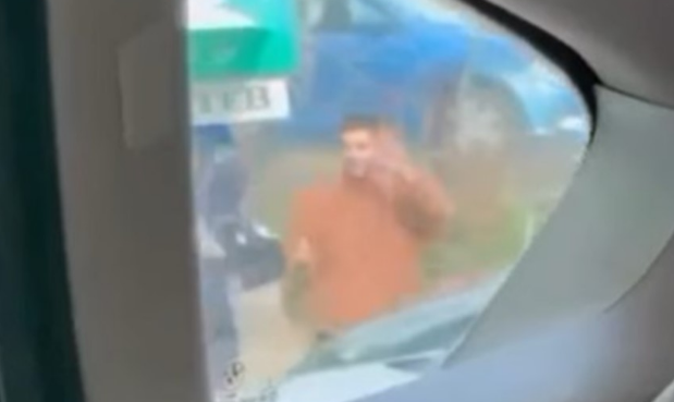 Publikohet momenti i rrahjes së gazetarit Burim Pacolli nga Mossi dhe dy të tjerë