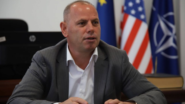 Lladrovci  Kur e drejton njërin gisht nga dikush  mos harro  tre i ke nga vetja