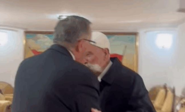 Pas një dekade  një kryetar i PDK së në kullën e Jasharëve  Bedri Hamza viziton bacën Rifat