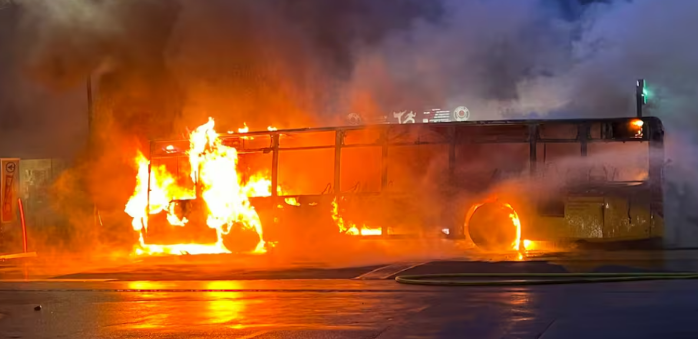6 të vdekur nga zjarri në një autobus në Zvicër  dëshmitari shqiptar  Ai i hodhi vetes benzinë dhe pastaj i vuri flakën vetes