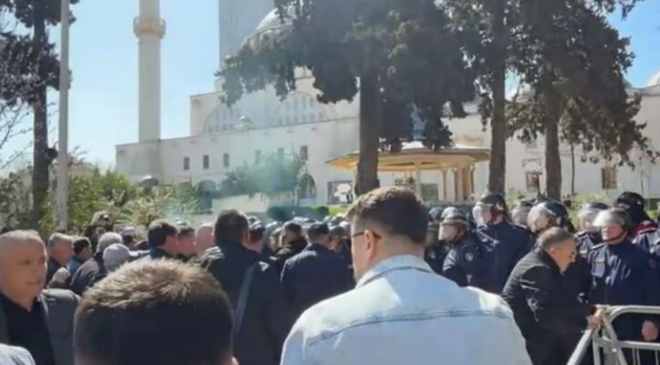 Tensionohet situata jashtë Kuvendit të Shqipërisë  protestuesit tentojnë të thyejnë kordonin e policisë  hidhet sprej drejt tyre