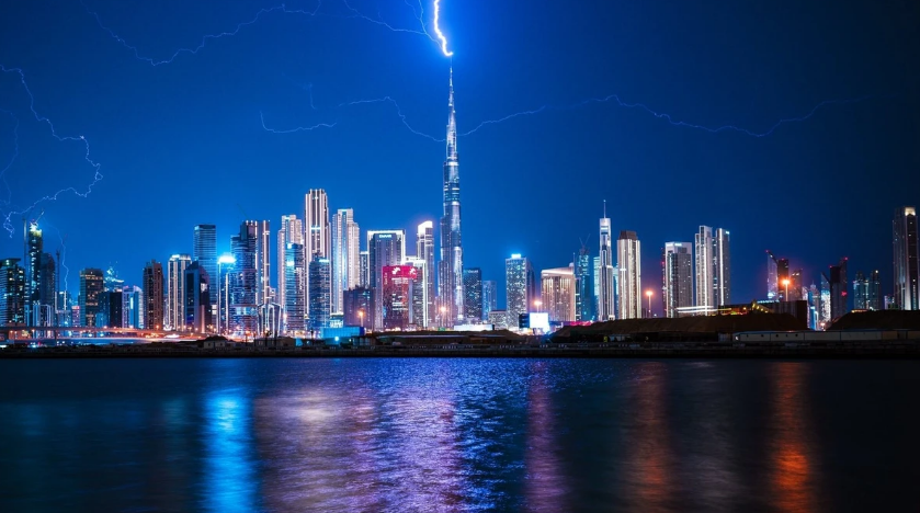 Rrufeja godet Burj Khalifan  pamjet bëhen virale