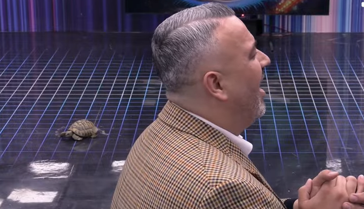 Rogerti sfidon frikën  përballet me breshkat për një moment të veçantë