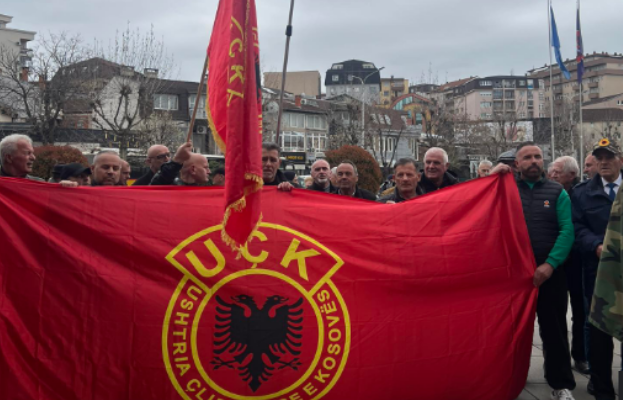 Eskalon protesta  protestuesit kalojnë me forcë policinë