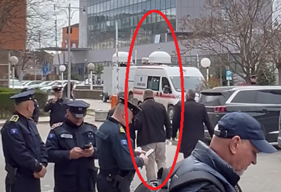 Përkeqësohet gjendja shëndetësore e Hysni Gucatit  largohet ma ambulancë nga protesta