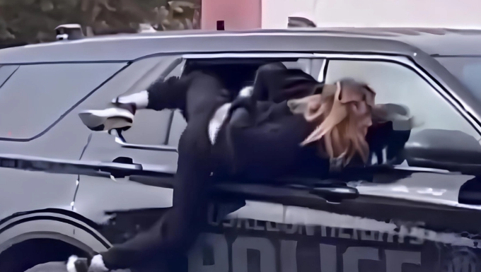 Arratisje spektakolare në SHBA  Gruaja me pranga në duar largohet nga dritarja e makinës së policisë