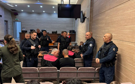 Del para gjykatës Naim Murseli me  bashkëpunëtorë 