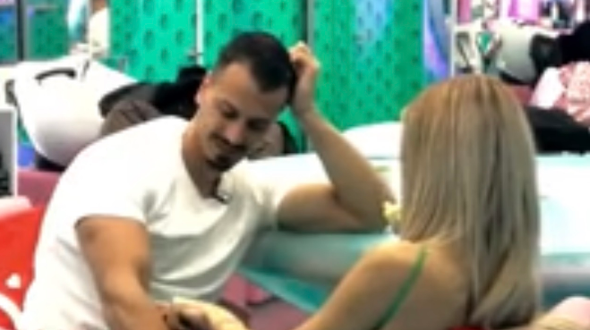 Mateo kalon kufijtë e ngacmimeve  Brikena shfaqet me të nx ra në krah