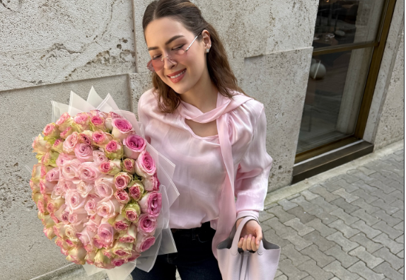 Çantat e shtrenjta thotë se i blenë vet  po lulet kush ia bleu Françeska Muratit 