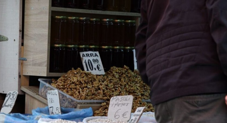 Para festës së Bajramit ngrihen çmimet  një kilogram arra 10 euro