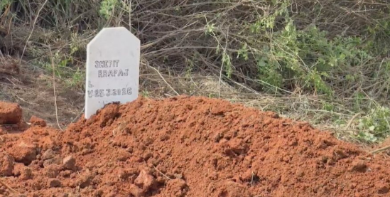 Ua vrau nënën e më pas veten  fëmijët refuzojnë varrimin e babait në Fier