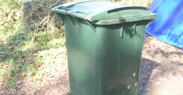 Tre të arrestuar pasi trupi i një burri u gjet në një kosh plehrash në Angli