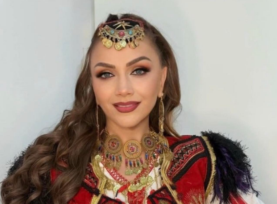 Linda Hakaj shkëlqen me veshje kombëtare shumë speciale