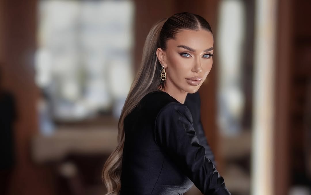 Adelina Tahiri di si të marrë vëmendjen  shfaqet me fustan të tejdukshëm në restorant