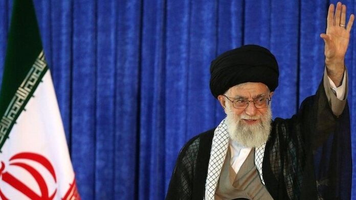 U vra nga SHBA  publikohet fotoja e parë e Ali Khameneit nën rrënoja 
