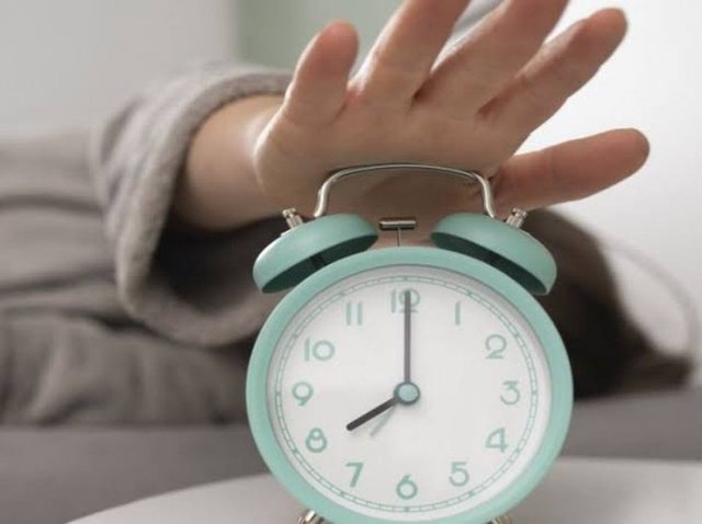 pse-disa-njerez-zgjohen-gjithmone-pak-para-alarmit-shpjegimi-qe-lidhet-me-oren-biologjike