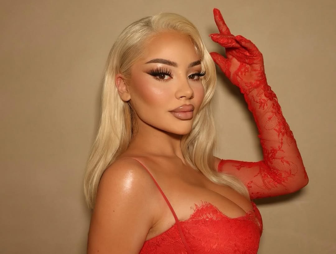 E  nxehtë  në të kuqe  Benita shfaqet super seksi