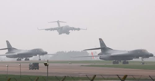 Bombarduesit amerikanë zbarkojnë në Britani  publikohen pamje