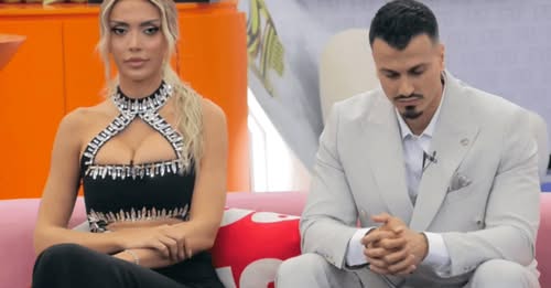  Duhet të ishte spontane    Puthja e  vjedhur  ndez debat mes Brikenës dhe Mateos