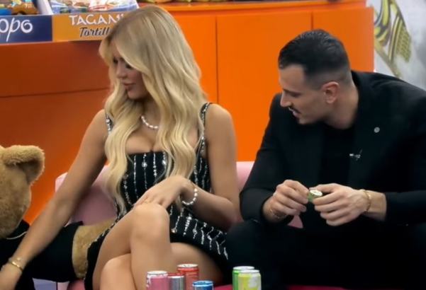 Mateo mban mend  i bën dhuratë Brikenës çokollatat e preferuara të para katër viteve