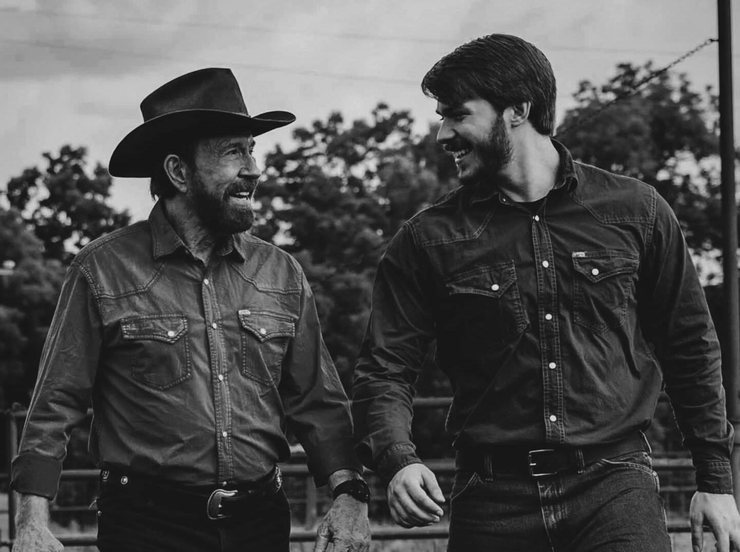  Është e vështirë të    Djali i Chuck Norris emocionon me fjalët  Shpresoj të mund të jetoj një jetë që 