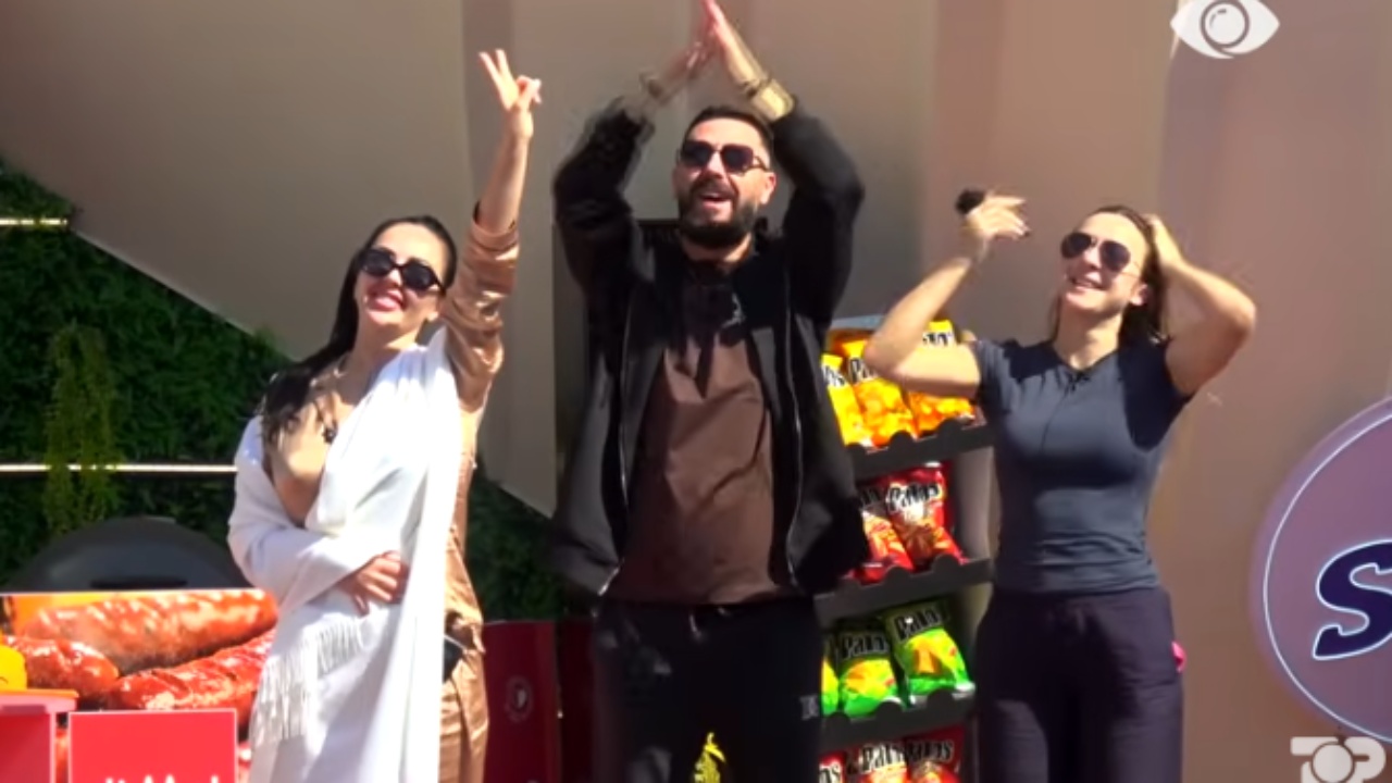  Nga çunat e Fierit    Cila banore mori 44 trëndafila dhuratë me parashutë 