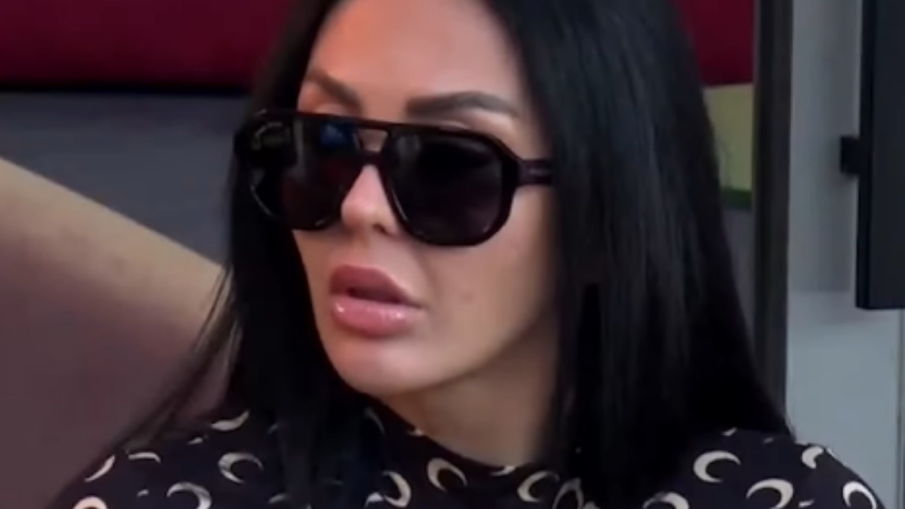 Brikena ka të dashur jashtë  Edisa  Një femër aq tradicionale nuk vishet ashtu 