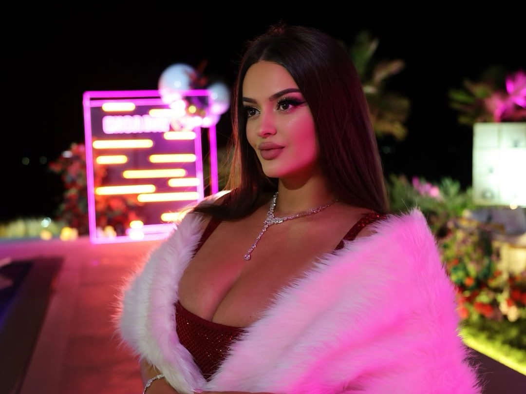 Enca  tund  rrjetin  shfaqet super provokuese në imazhin e fundit