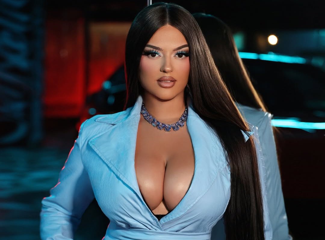  Nxehet  Enca  poston foto pa rroba  vëmendja tek kafazi